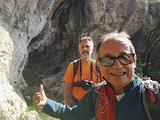 55 Ci godiamo la grotta d'ingresso